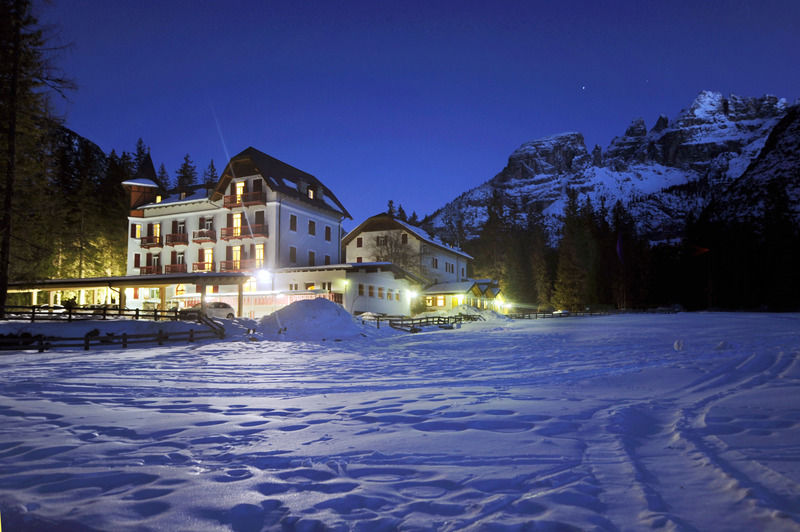 Hotel Croda Rossa Карбонин Екстериор снимка