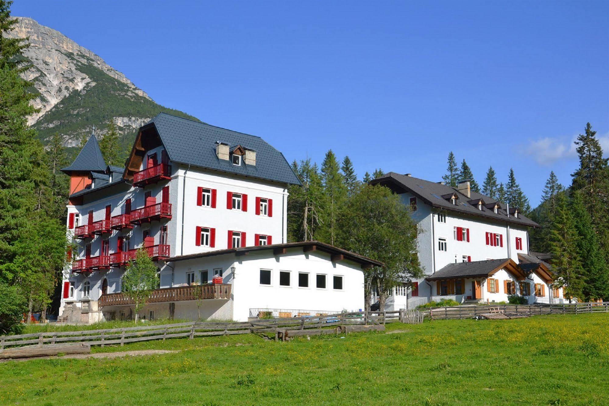 Hotel Croda Rossa Карбонин Екстериор снимка